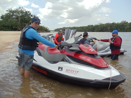  Lanchando na praia da Vila  Maiuatá