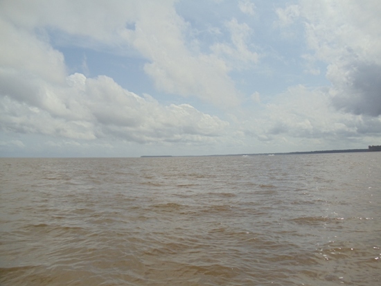 As águas do Tocantins juntam-se, nesse ponto aí, às águas do Amazonas, formando o chamado  Golfão Amazônico, área de grande instabilidade provocada pela ação das marés, das correntes marinhas, e dos ventos. Na viagem de ida, os Jets guerrearam bravamente para superar as pesadas ondas, num trecho de quase uma hora. Os Jetkistas tiveram que se desdobrar para suportar a forte pancadaria de água. Na viagem de volta, domingo, a foz do Tocantins estava calma, o que possibilitou o registro dessas imagens. Ao fundo, temos o arquipélago de Marajó 