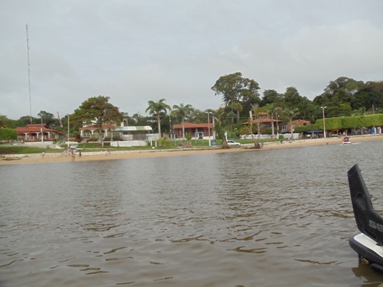 Orla de Cametá na parte onde uma praia artificial  oferece lazer à população.