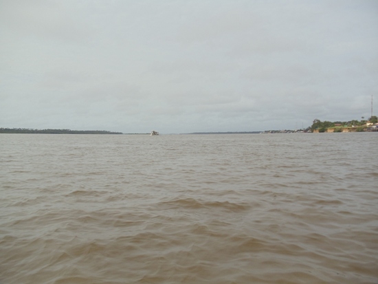 Embarcação desce Tocantins em frente Cametá