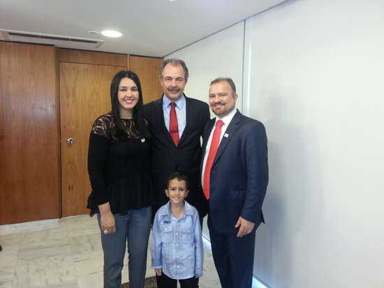 Na solenidade, em Brasília, agora há pouco, prefeito de Marabá, ao lado de Bia Cardoso, sua esposo; e do filho, João Gabriel -, encontra-se com ministro da Educação, Aloísio Mercadante,.