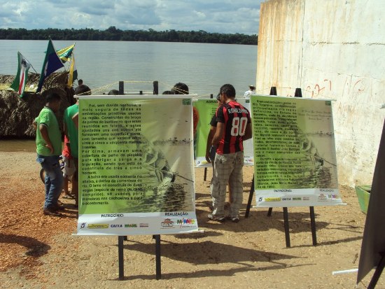 Banners colocados na rampa de Praia Norte informam sobre a balsa