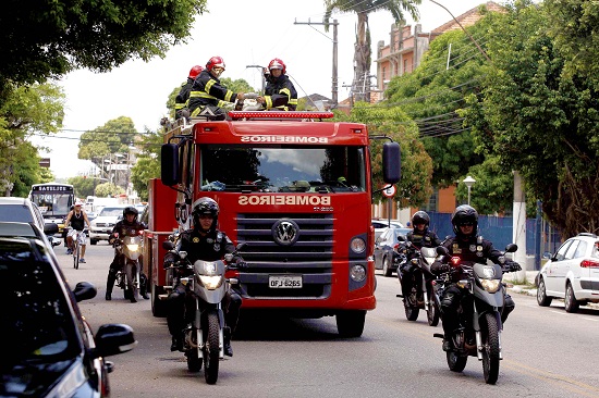 O corpo de Alacid Nunes levado  em carro do Corpo de Bombeiros. Foto Sidney Oliveira/Agência Pará  