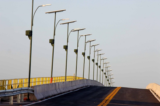 Ponte recebeu instalação de placas para captar a energia solar e garantir a iluminação. (Foto de Antonio Silva)