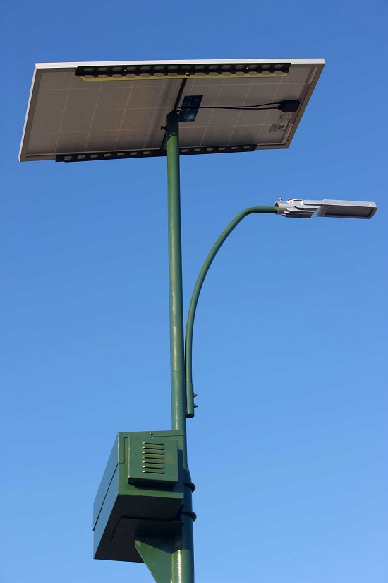 Na foto, foram instaladas placas ao longo da ponte para captar a energia solar e garantir a iluminação. FOTO: ANTONIO SILVA / AG. PARÁ DATA: 11.09.2015 IGARAPÉ-MIRI - PARÁ