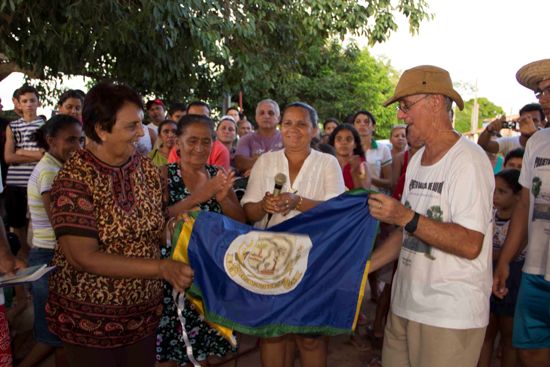 Noé recebe a bandeira do município....