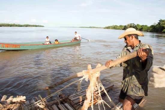 Ribeirinhos, curiosos, procuram sempre chegar perto da balsa, de canoa ou em rabetas. A expedição ganhou notoriedade em todo o médio Tocantins.