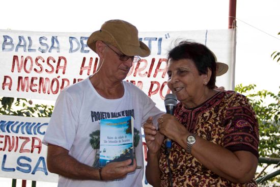 Noé é recebido pelas autoridades. Livro editado pelos educadores de São Sebastião, entregue ao presidente da FCCM, conta estórias das balsas.que desciam o rio.