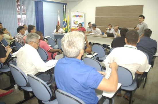 Secretário municipal de Indústria, Comércio, Ciência, Tecnologia e Mineração, Marcelo Araújo, fala durante encontro