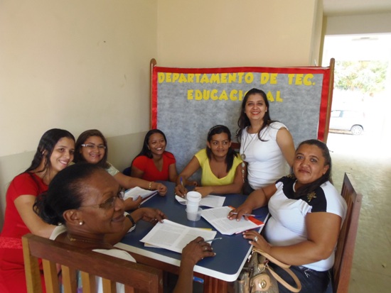 Lorena (de pé) com um dos grupos de educadores