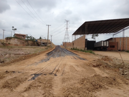 Pista esquerda da avenida Araguaia, chegando a Transamazônica, já imprimada.