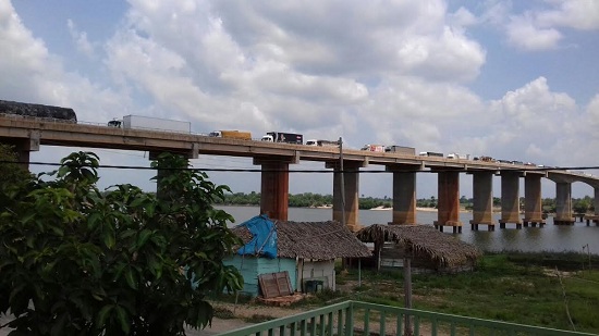 tráfego lento de veículos sobre a ponte do rio Araguaia depois de liberada a rodovia Transamazônica