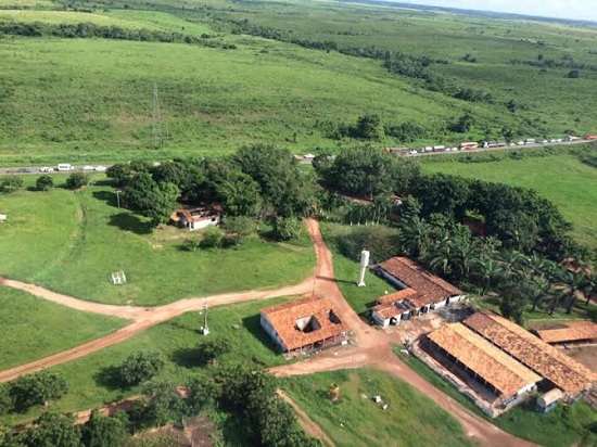 Abaixo, sede da Fazenda Santa Bárbara, alvo de depredações e roubos, segundo seus proprietários. Ao fundoi, a rodovia, no exato momento do bloqueio