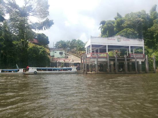 Passando pelo trapiche da cidade de Baião.