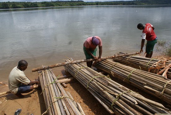 Equipe trabalha na construção da balsa de buriti, às margens do Tocantins, na cidade de Estreito (MA).