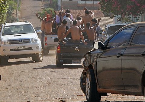 Bandidos em fuga em Tucumã levando refens.