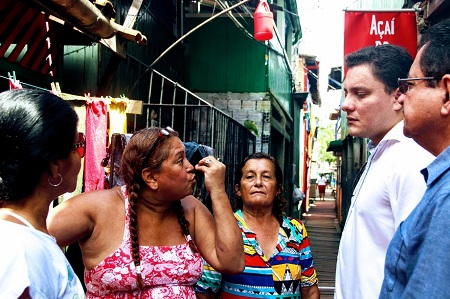 Moradores conversam com Procurador Regional dos Direitos do Cidadão, Felipe Moura Palha.