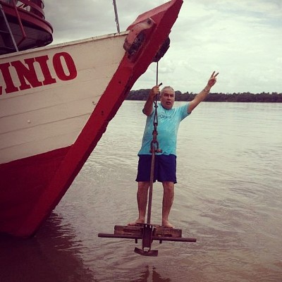 De pai pra filho: comandante Cláudio Pinheiro, fazendo exercício na grande âncora do barco. 
