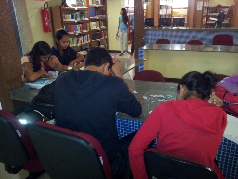 Estudantes de todas as idades buscam diariamente a biblioteca municopal.