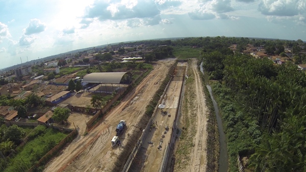 À direita, observem a Grota Criminosa correndo  em largura estreita. Com a conclusão da obra, águas descerão pelo talude concretado, até o varjão que se forma abaixo da Vila Miliar Castelo Branco.