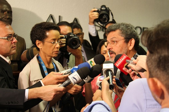 Depois de aclamado presidente da CPI, Paulo Rocha é cercado por repórteres