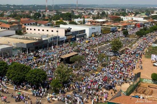 As duas pistas da principal avenida de Marabá, VP-8, ficaram tomadas por fiéis. Mais de cem mil pessoas nas ruas de Marabá