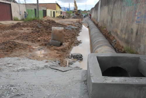 Como todas as obras de pavimentação recebem serviços de drenagem, a Afro Sampaio também ganhou sua estrutura de esgotamento, antes de aplicação do asfalto.