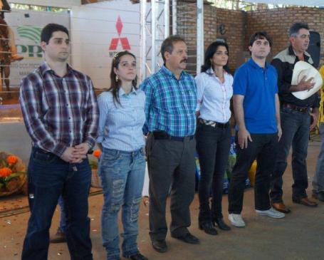 Eduardo e Fernanda (filhos), Reinaldo/ esposa Regina, e Alexandre, filho, abrindo o leilão.