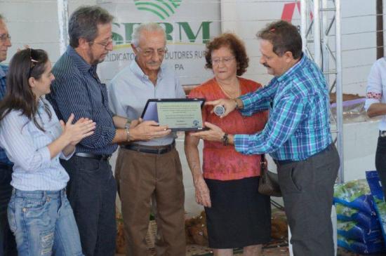 Reinaldo entrega placa ao pai, Antonio Zucatelli, que aparece ao lado da esposa, dona Ilma