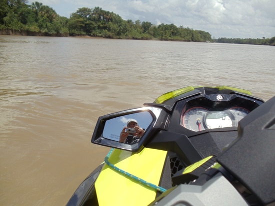 De jetski, observando o Igarapé-Miri, agora com uma ponte para diminuir distâncias.