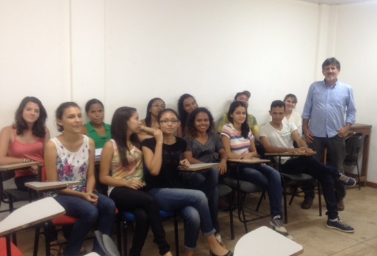 Na sala de aula, Davi empolga alunos falando de Platão e Aristóteles.