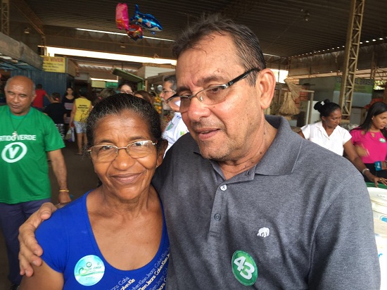 Dr Jorge e vendedora de aves Maria Macedo dos Santos