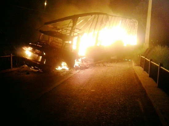 Veículo incendiado na ponte que liga Eldorado a Parauapebas. ( Foto: Divulgação PC)