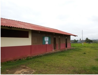 Fachada da Escola Nova Esperança e entrega de material escolar