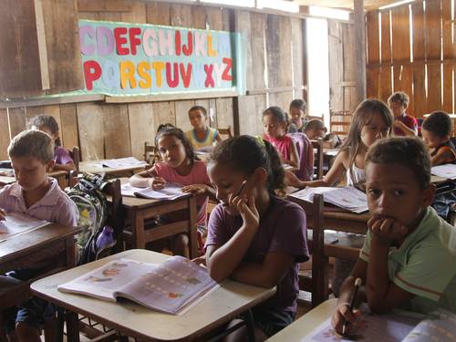 Marabá tem escola instalada em curral, onde estudam 860 alunos FOTO: Michel Filho / Agência O Globo