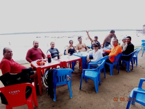 Esperando  servir almoço, na praia da Aldeia (Foto Aluísio)