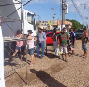 Fila para a compra de pescado a preços populares