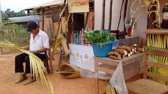 Agricultor expõe sua produção na feira do Burgo