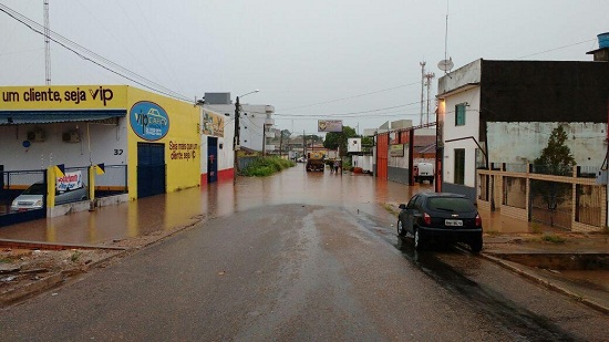 Residências e lojas invadidas por águas da chuva. Folha 32 vive flagelo