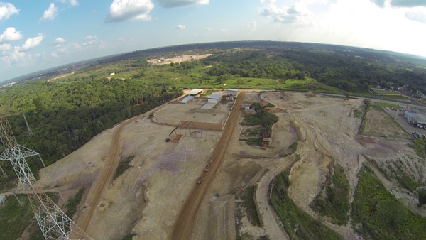 Avenida Araguaia chegando a Rodovia Transamazônica. Observem a sede da AABB, ao fundo, lado direito.