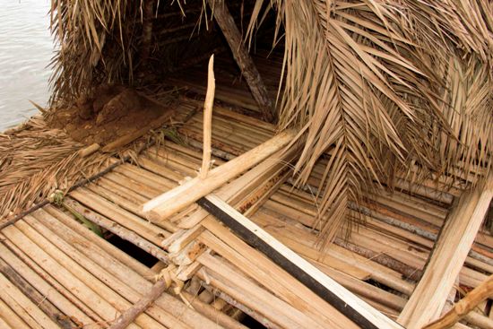 Na balsa, fogão de barro à esquerda e o galinheiro.