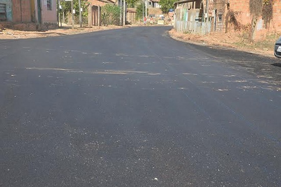 Estrada para a praia do Geladinho começou a receber asfalto. Obra contempla ainda serviços de meio fio e sarjeta.
