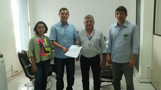 Ao centro, Ricardo Rosa, Secretário de Gestão Fazendária de Marabá; e Gilson Bogéa, Coordenador Regional da Jucepa - , discutindo ajustes do convênio.