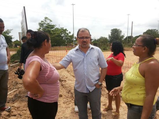 Salame conversa com moradores da Folha 23 que residem às margens da Grota Criminosa. Futuramente terão duas avenidas em frente de suas residências: mais qualidade de vida, conforto e valorização dos imóveis.