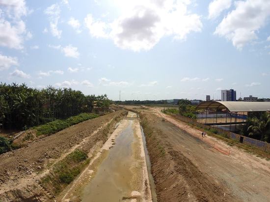 Plano aéreo da fase inicial das obras da Criminosa. De um lado e outro da canalização do córrego, duas belas avenidas em fase de construção.
