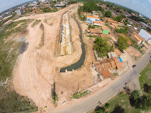 Dimensão maior da obra. Observem o córrego desviado, correndo pelo lado direito da macrodrenagem. Ao lado direito da Grota, a Folha 23.; do lado esquerdo, Folha 26, (Fotos Áreas de Jordão Nunes Farias)