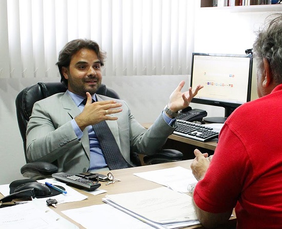 Delegado Antonio Carlos Cunha conversa com Hiroshi Bogéa