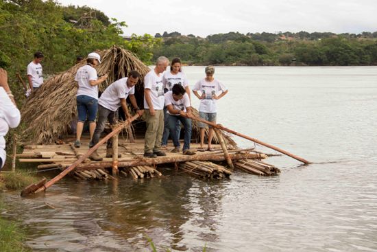 Balsa deixando o porto de Estreito, com doze pessoas à bordo