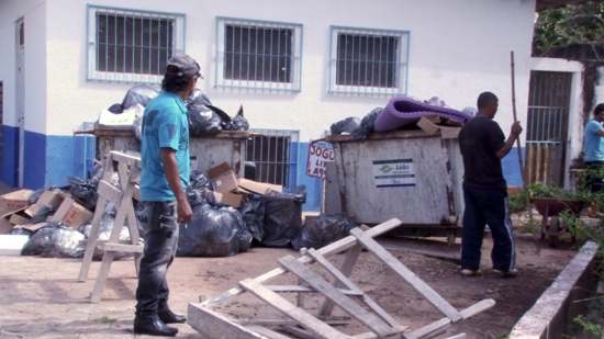 Agente de contaminação de pacientes internados, o lixo que se acumulava no Hospital Municipal foi retirado. 