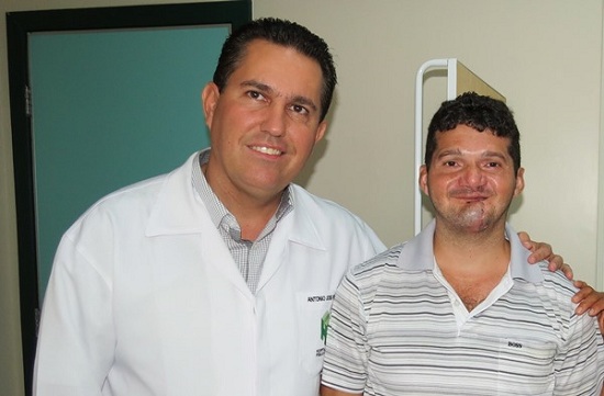 Marcos ao lado do cirurgião buco-maxilo, Antônio José Pimenta Chaves).